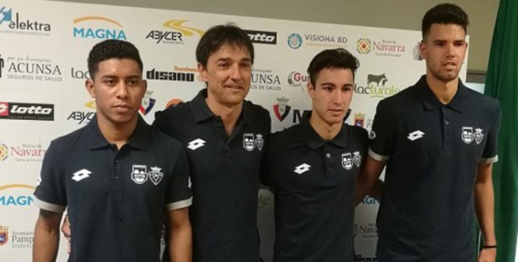 Àlex Llamas (segon per la dreta) el dia de la seva presentació amb Osasuna Magna